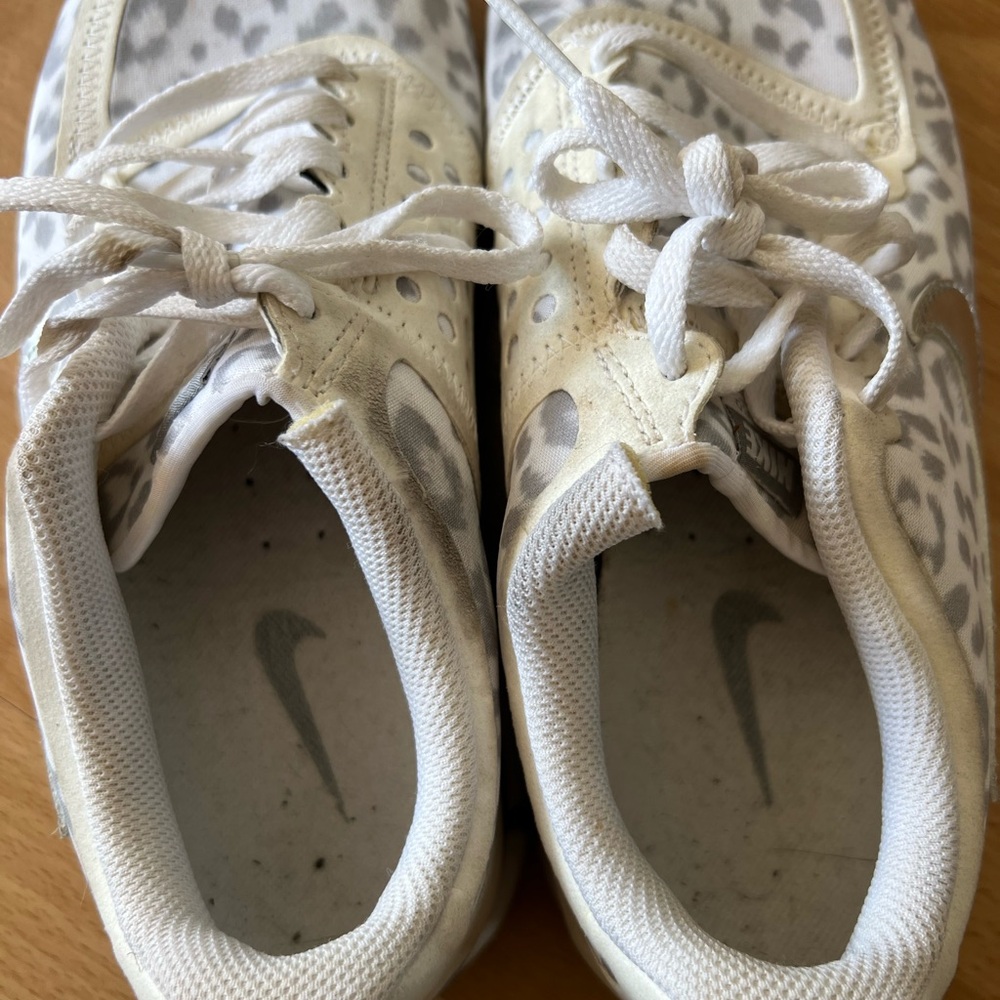 Nike Leopard Print Athletic Sneakers in White & Light Gray - Picture 7 of 8